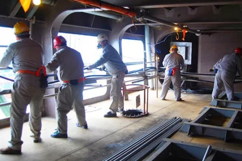 Các cán bộ nhân viên nhà máy được huy động khẩn cấp để đặt cáp cho tàu Type 075 (Ảnh: Hudong)