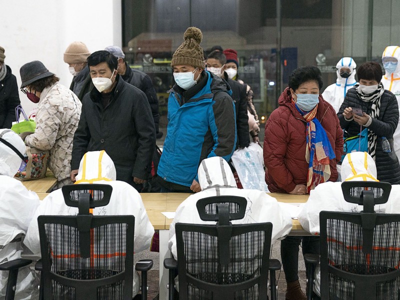 Người bị bệnh nhẹ đến đăng ký cách ly tại bệnh viện khoang vuông khu Giang Hán, Vũ Hán (Ảnh: Tân Hoa xã) Người bị bệnh nhẹ đến đăng ký cách ly tại bệnh viện khoang vuông khu Giang Hán, Vũ Hán (Ảnh: Tân Hoa xã)