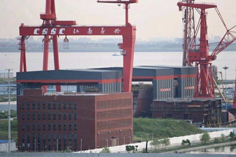 Tàu sân bay 003 của Trung Quốc đang được đóng tại Nhà máy đóng tàu Giang Nam (Ảnh: Dingsheng)