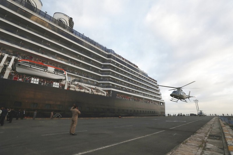 Trực thăng chở Thủ tướng Campuchia Hun Sen tới chào đón các du khách lên bờ (Ảnh: AP)