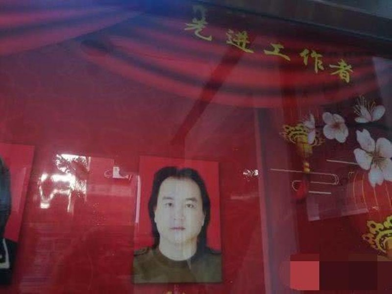 Chân dung Thường Khải được treo trang trọng tại Phòng truyền thống của hãng phim Hồ Bắc (Ảnh: Toutiao) Chân dung Thường Khải được treo trang trọng tại Phòng truyền thống của hãng phim Hồ Bắc (Ảnh: Toutiao)