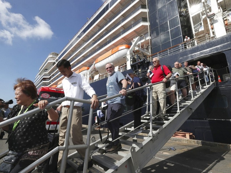 Hành khách trên tàu Westerdam lên bờ ở cảng Sihanoukvill (Ảnh: AP) Hành khách trên tàu Westerdam lên bờ ở cảng Sihanoukvill (Ảnh: AP)
