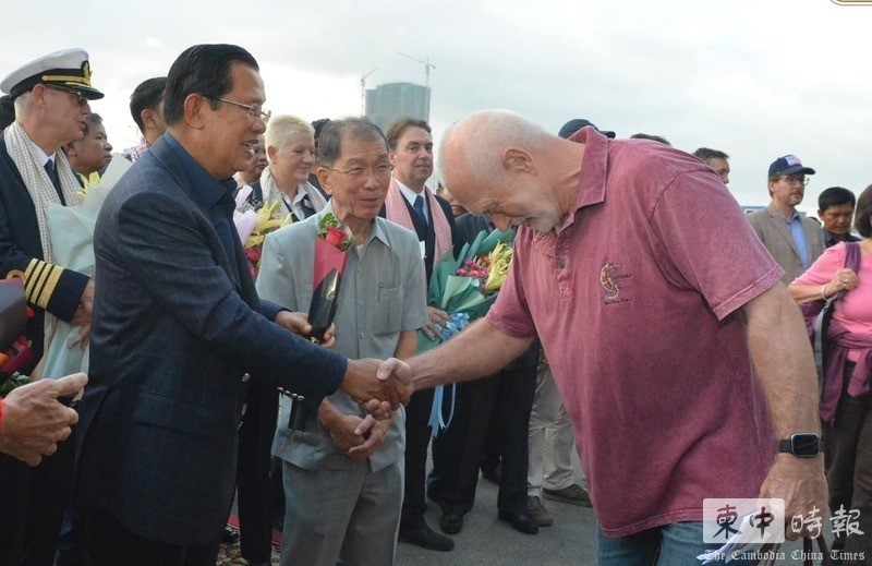 Thủ tướng Campuchia Hun Sen đón hành khách lên bờ tại cảng Sihanoukville (Ảnh: Thời báo Campuchia -Trung Quốc). Thủ tướng Campuchia Hun Sen đón hành khách lên bờ tại cảng Sihanoukville (Ảnh: Thời báo Campuchia -Trung Quốc).