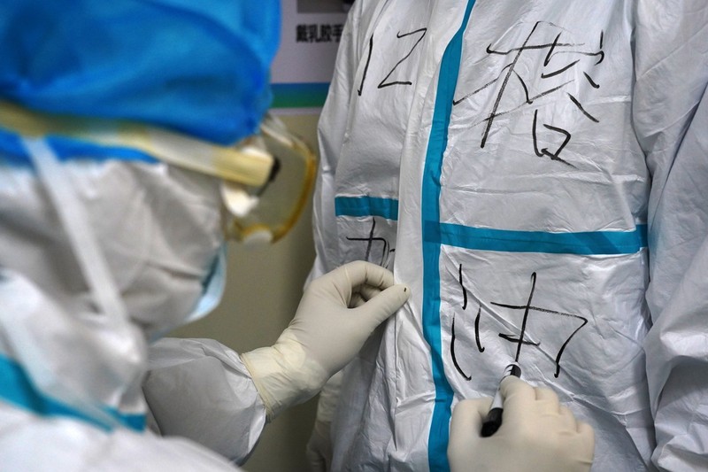 Các nhân viên y tế viết khẩu hiệu lên áo phòng hộ để động viên nhau cố gắng (Ảnh: Tân Hoa xã) Các nhân viên y tế viết khẩu hiệu lên áo phòng hộ để động viên nhau cố gắng (Ảnh: Tân Hoa xã)