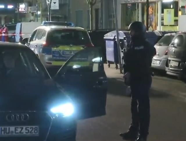 Cảnh sát đến lùng sục tại hiện trường (Ảnh: twoeggz.com) Cảnh sát đến lùng sục tại hiện trường (Ảnh: twoeggz.com)