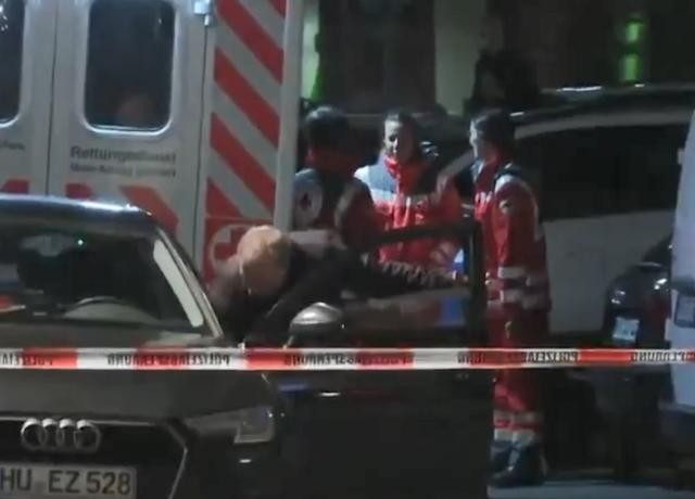 Nhân viên y tế tìm cứu các nạn nhân (Ảnh: 6do.net) Nhân viên y tế tìm cứu các nạn nhân (Ảnh: 6do.net)