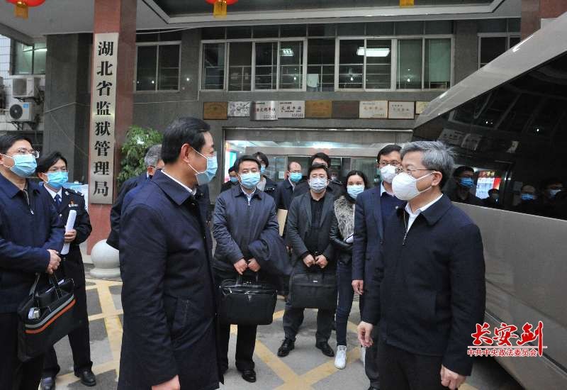 Đoàn công tác tiến hành kiểm tra việc phòng chống dịch bệnh trong các nhà tù ở tỉnh Hồ Bắc (Ảnh: Guancha).