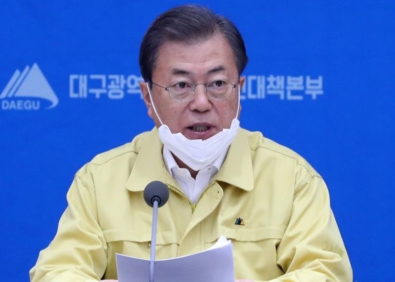 Tổng thống Moon Jae In chủ trì cuộc họp bàn chống dịch tại thành phố Daegu (Ảnh: Đông Phương).