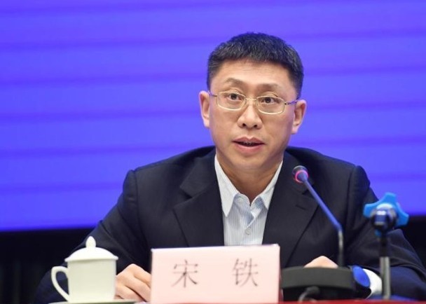 Phó chủ nhiệm CDC tỉnh Quảng Đông giải thích về việc 13 người bệnh đã xuất viện nhưng lại dương tính khi xét nghiệm máu (Ảnh: Đông Phương).