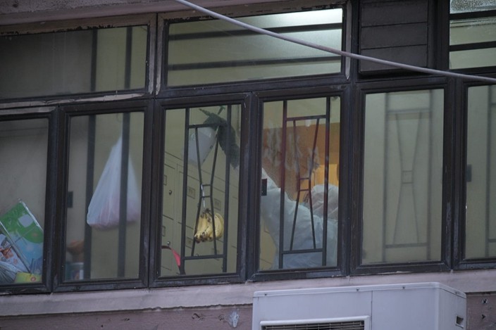 Các nhân viên phòng dịch đang tiến hành khử trùng bên trong chùa (Ảnh: Guancha).