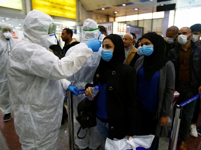 Kiểm tra thân nhiệt tại nhà ga (Ảnh: Reuter) Kiểm tra thân nhiệt tại nhà ga (Ảnh: Reuter)