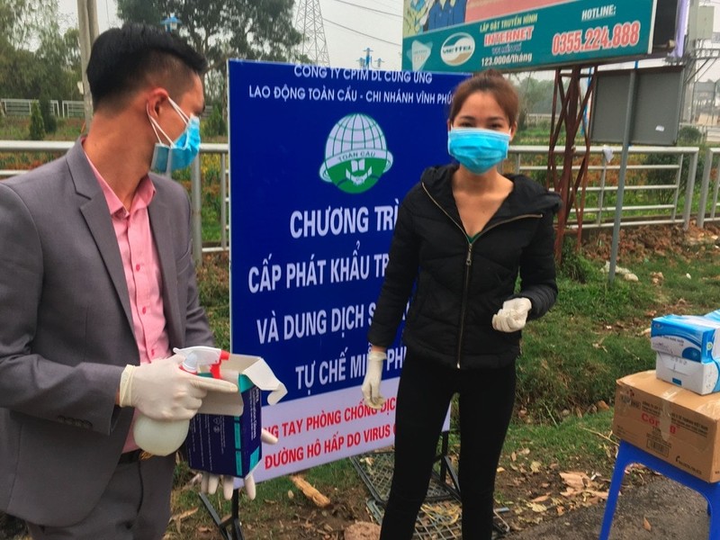 Các nhân viên công tác ở cơ sở phân phát khẩu trang và nước khử trùng miễn phí hàng ngày (Ảnh: AP)