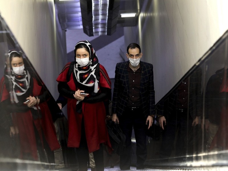 Hành khách mang khẩu trang trong ga tàu điện ngầm ở Tehran (Ảnh: AP) Hành khách mang khẩu trang trong ga tàu điện ngầm ở Tehran (Ảnh: AP)