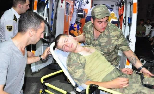 Lính Thổ Nhĩ Kỳ bị thương được đưa về bên kia biên giới (Ảnh: Sohu) Lính Thổ Nhĩ Kỳ bị thương được đưa về bên kia biên giới (Ảnh: Sohu)