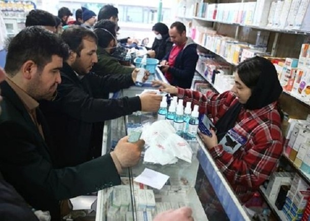 Người dân Iran đổ xô đến các hiệu thuốc mua thuốc khử trùng (Ảnh: Đông Phương).