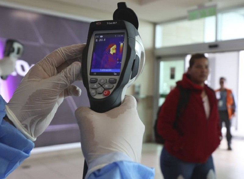 Kiểm tra thân nhiệt hành khách ở sân bay Yerevan (Ảnh: Getty).