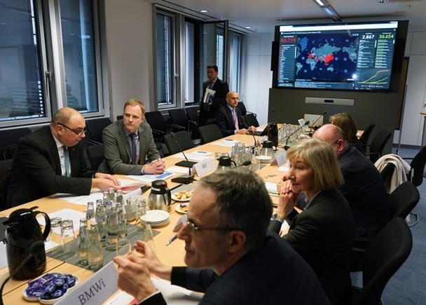 Tổ chuyên trách phòng chống COVID-19 của Đức họp khẩn cấp bàn cách đối phó (Ảnh: Getty).