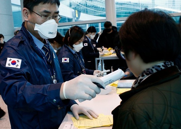 Tình hình dịch bệnh COVID-19 ở Hàn Quốc rất nghiêm trọng, nhân viên y tế đo thân nhiệt cho người dân (Ảnh: Getty).