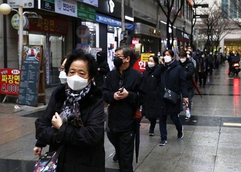 Người dân Seoul xếp hàng mua khầu trang (Ảnh: Yonhap)
