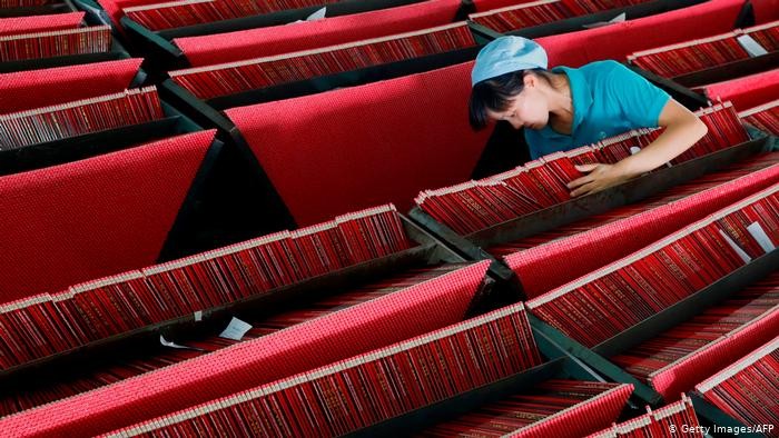 Một số nhà máy đã phục hồi sản xuất nhưng vận hành với công suất thấp do thiếu công nhân nghiêm trọng. Ảnh: công nhân trong một nhà máy sản xuất bút chì ở Chiết Giang (Ảnh: Getty/AFP)