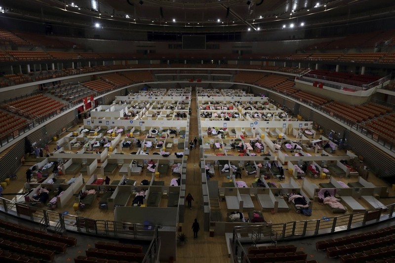 Ngày 1/3, Bệnh viện khoang vuông ở Cung thể thao Vũ Hán vẫn còn rất nhiều bệnh nhân nhẹ (Ảnh: Reuters).