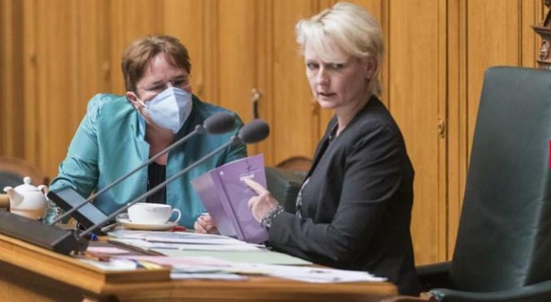 Ảnh: bà Magdalena Bloche (trái) tranh luận với Chủ tịch Quốc hội Isabelle Moret trước khi bị đuổi khỏi phòng họp (Ảnh: Blick). Ảnh: bà Magdalena Bloche (trái) tranh luận với Chủ tịch Quốc hội Isabelle Moret trước khi bị đuổi khỏi phòng họp (Ảnh: Blick).