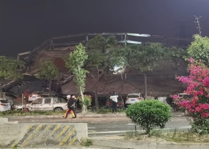 Khách sạn 6 tầng rưỡi biến thành đống đổ nát lớn với mấy chục người nằm bên dưới (Ảnh: Đông Phương) Khách sạn 6 tầng rưỡi biến thành đống đổ nát lớn với mấy chục người nằm bên dưới (Ảnh: Đông Phương)
