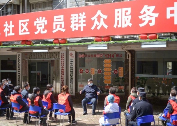 Ông Tập Cận Bình gặp gỡ cán bộ, dân chúng ở cơ sở (Ảnh Đông Phương). Ông Tập Cận Bình gặp gỡ cán bộ, dân chúng ở cơ sở (Ảnh Đông Phương).