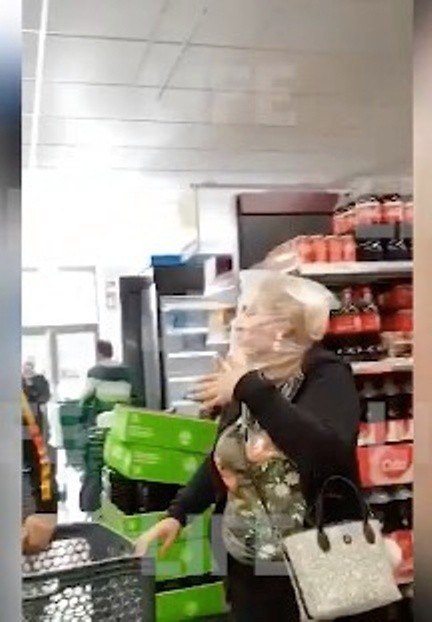 Khẩu trang đắt quá, người dân Tây Ban Nha đội túi nhựa trong suốt vào siêu thị