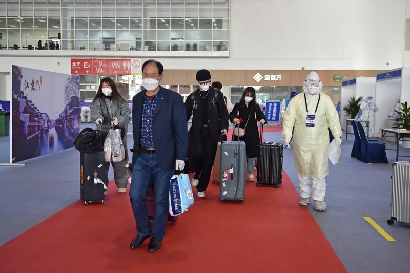 Người nhập cảnh được đón về các tỉnh (Ảnh: Tân Hoa xã). Người nhập cảnh được đón về các tỉnh (Ảnh: Tân Hoa xã).