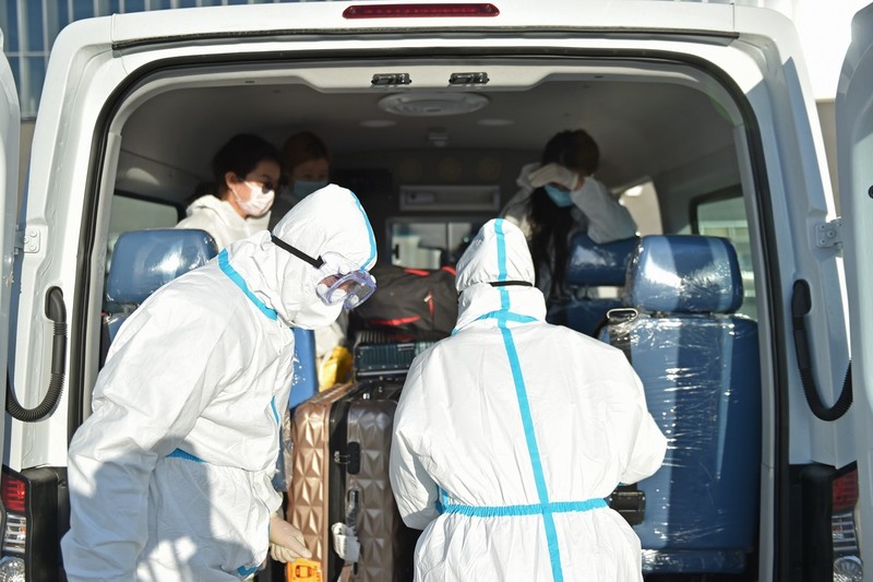 Người nhập cảnh tới tỉnh Hồ Bắc được xe tỉnh này đón về (Ảnh: Tân Hoa xã). Người nhập cảnh tới tỉnh Hồ Bắc được xe tỉnh này đón về (Ảnh: Tân Hoa xã).