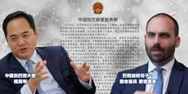 Đại sứ Trung Quốc taii Brazil Dương Vạn Minh (trái) và ông Eduardo đấu khẩu về nguồn gốc virus Corona mới (Ảnh: HK01).