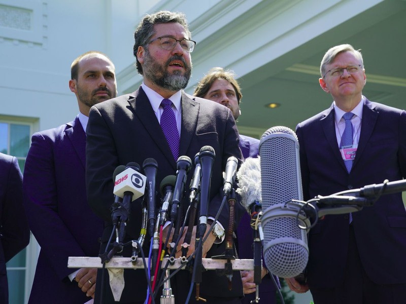 Ngoại trưởng Brazil Ernesto Araujo: “Không thể chấp nhận việc Đại sứ Trung Quốc tán thành hoặc chia sẻ các bài viết xúc phạm chống lại người đứng đầu nhà nước Brazil” (Ảnh: Getty)