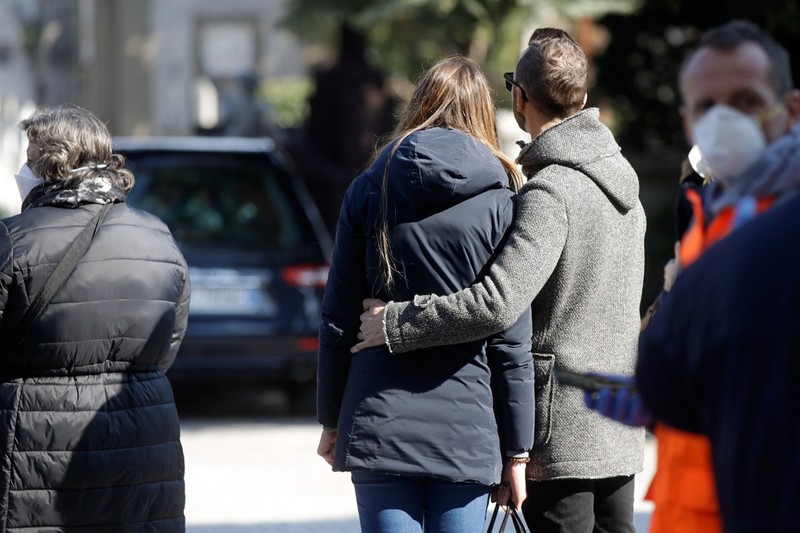 Những người thân tiễn đưa linh xa chở thi thể một người chết vì COVID-19 vào lò thiêu tại nghĩa trang Bergamo (Ảnh: AP)