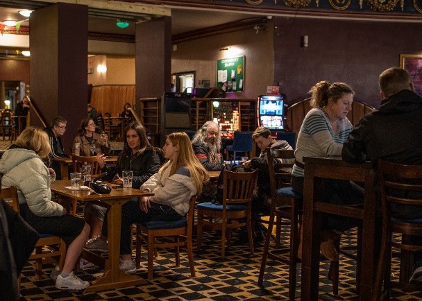 Bất chấp lệnh cấm, người Anh vẫn đổ tới các quán bar, hộp đêm (Ảnh: Getty). Bất chấp lệnh cấm, người Anh vẫn đổ tới các quán bar, hộp đêm (Ảnh: Getty).