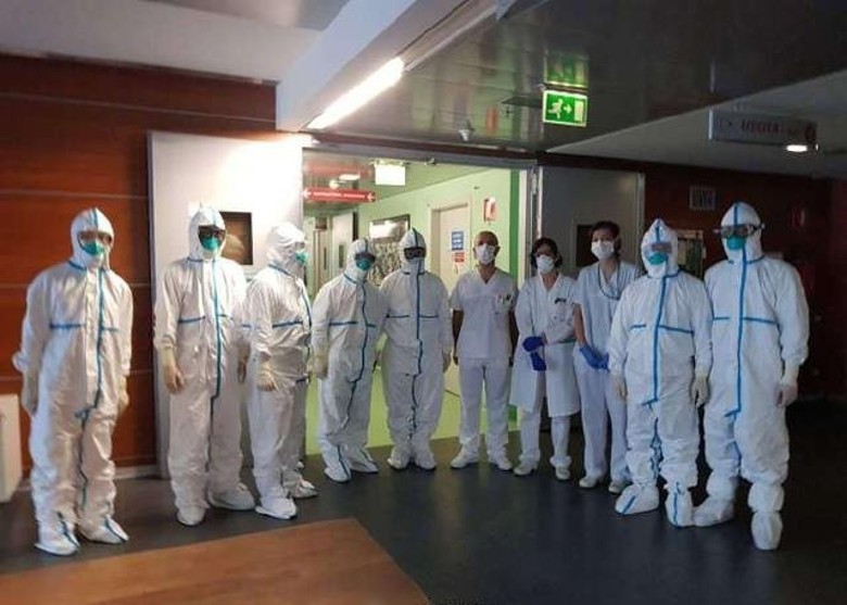 Bức ảnh chụp 7 thày thuốc Trung Quốc và 4 thày thuốc Italy ở Bergamo gây rúng động dư luận (Ảnh: Đông Phương). Bức ảnh chụp 7 thày thuốc Trung Quốc và 4 thày thuốc Italy ở Bergamo gây rúng động dư luận (Ảnh: Đông Phương).