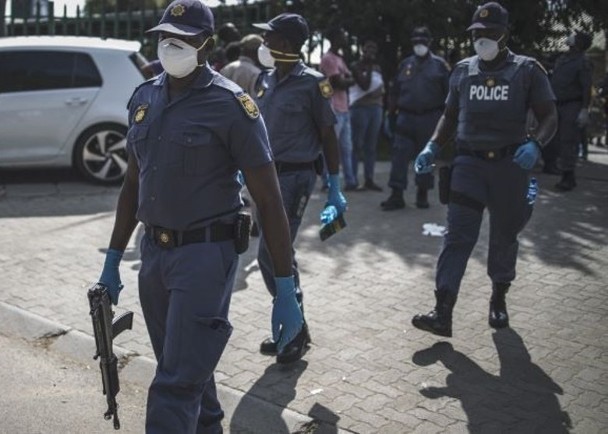 Nam Phi huy động quân đội phối hợp với cảnh sát để thực hiện phong tỏa cả nước (Ảnh: Getty).