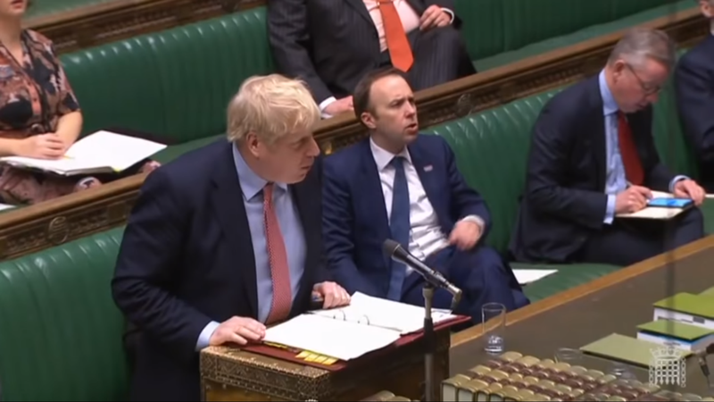 Thủ tướng Anh Boris Johnson (trái) và Bộ trưởng Y tế Matt Hancock (giữa) tại Quốc hội hôm 25/3 (Ảnh: Đa Chiều)