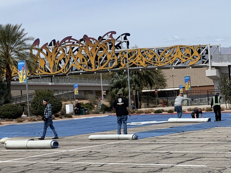 Những người tình nguyện trải thảm làm "giường ngủ" cho những người vô gia cư (Ảnh: Guancha).