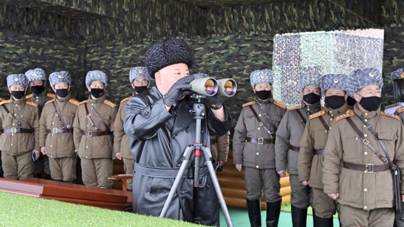 Nhà lãnh đạo Triều Tiên Kim Jong-un đến thị sát đơn vị pháo binh mà không đeo khẩu trang (Ảnh: KCNA). Nhà lãnh đạo Triều Tiên Kim Jong-un đến thị sát đơn vị pháo binh mà không đeo khẩu trang (Ảnh: KCNA).