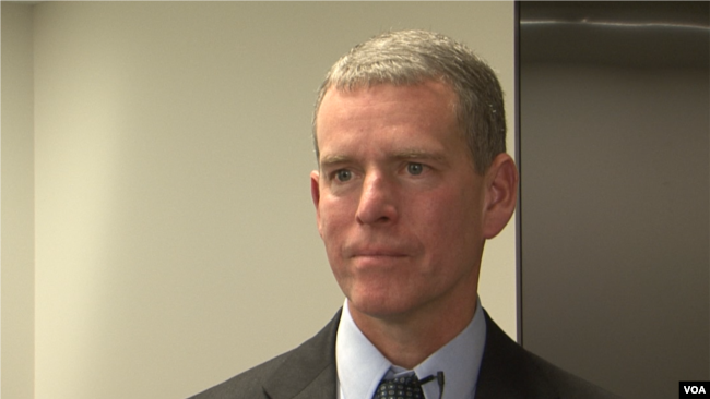 Ông Bryan Clark tán thành ý kiến cho thủy thủ lên đáo Guam để cách ly (Ảnh: VOA). Ông Bryan Clark tán thành ý kiến cho thủy thủ lên đáo Guam để cách ly (Ảnh: VOA).