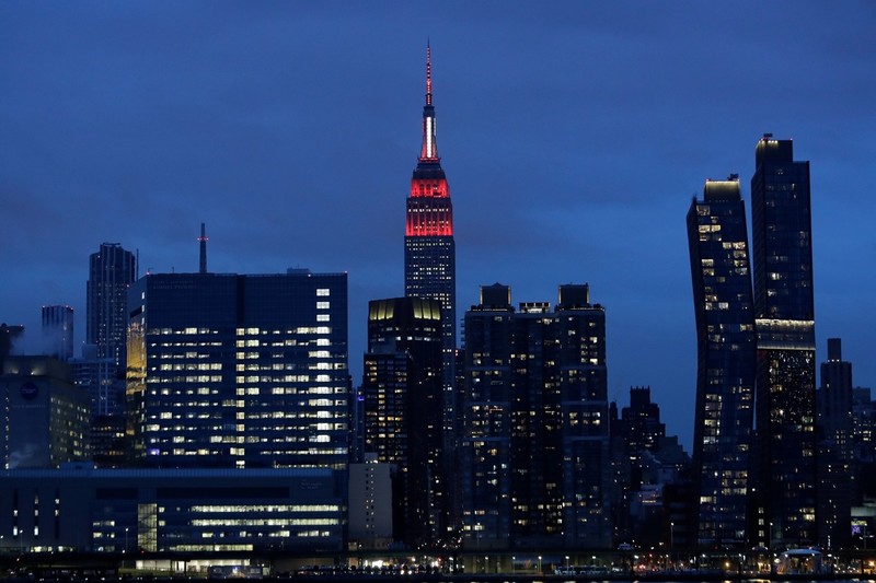 Tòa nhà Empire State ở New York ngày 31/3 bật đèn để vinh danh các nhân viên y tế (Ảnh: AP).
