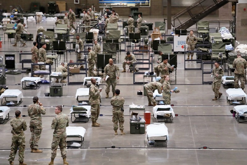 Bệnh viện dã chiến 250 giường đang được xây dựng ở Trung tâm tổ chức sự kiện Century Link ở Seattle (Ảnh: AP).