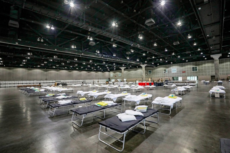 Trung tâm Hội chợ Triển lãm Los Angeles đang được cải tạo thành bệnh viện tạm thời (Ảnh: AP).