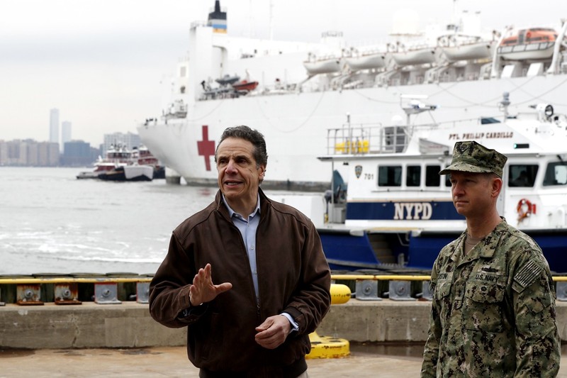 Ngày 30/3, thống đốc bang New York Cuomo (trái) tổ chức một cuộc họp báo ngắn nhân dịp tàu bệnh viện USNS Comfort của Hải quân Mỹ tới New York (AP).