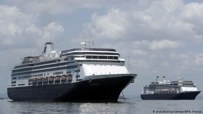 Hai tàu Zaandan và Rotterdam đang chờ được bang Florida cho cập cảng và đưa khách lên bờ (Ảnh: AP). Hai tàu Zaandan và Rotterdam đang chờ được bang Florida cho cập cảng và đưa khách lên bờ (Ảnh: AP).