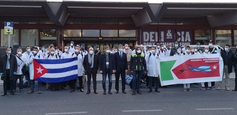 Người Italy đón các thày thuốc Cuba tới giúp chống dịch (Ảnh: voorp.com).