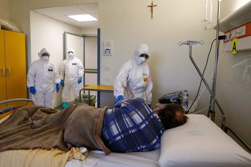 Một nhân viên y tế chăm sóc một bệnh nhân trong Khoa hô hấp của Bệnh viện San Filibonelli ở Rome vào ngày 2/4 (Ảnh: AP). Một nhân viên y tế chăm sóc một bệnh nhân trong Khoa hô hấp của Bệnh viện San Filibonelli ở Rome vào ngày 2/4 (Ảnh: AP).