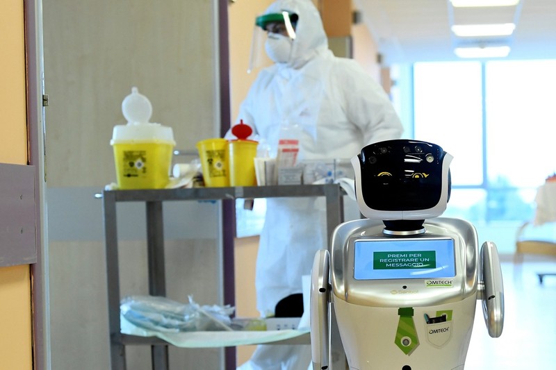 Y tá và y tá robot sát cánh với nhau chiến đấu chống virus Corona mới (Ảnh: Reuters). Y tá và y tá robot sát cánh với nhau chiến đấu chống virus Corona mới (Ảnh: Reuters).