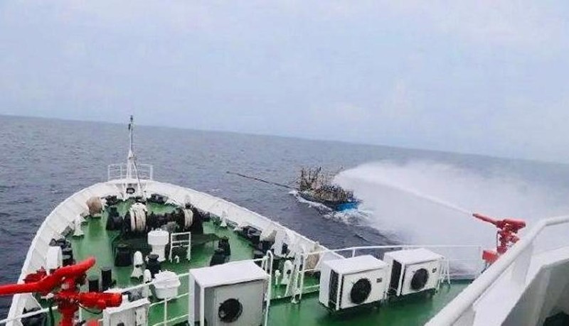 Tàu Hải cảnh Trung Quốc dùng "vòi rồng" tấn công tàu cá Việt Nam (Ảnh: Sina) Tàu Hải cảnh Trung Quốc dùng "vòi rồng" tấn công tàu cá Việt Nam (Ảnh: Sina)